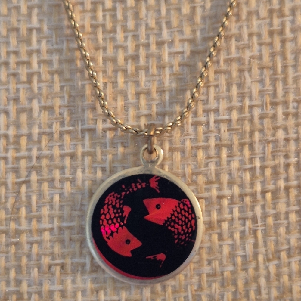 Red Piscies Horoscope Pendante On A Gold Tone Necklaces